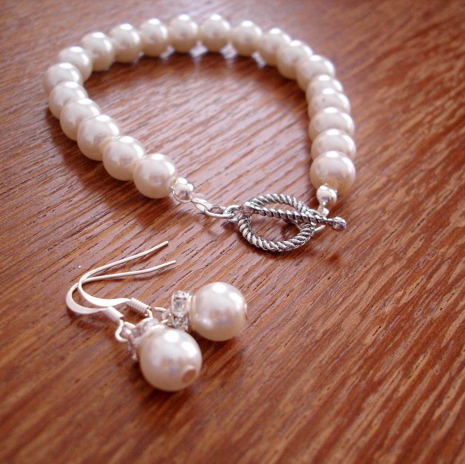 RBJohnsonDesign's profile picture. I produce personalized wedding jewelry, specialising in gifts for bridesmaids, flowergirls, mothers, etc.. to remember the special day long after!