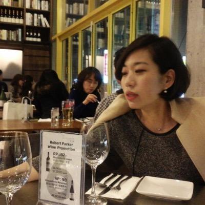 단아하게 섹시한 마력(?!)과 
누구에게나 친절한 직업병을 가진                                                                                      웨딩을 디자인 하는 뇨자♥