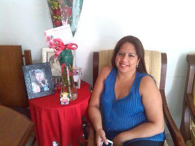 soy una mujer alegre adora  su hija es la razon de mi vida