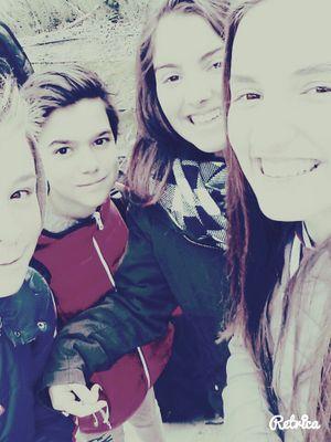 e9ccec5f5553478's profile picture. :-)