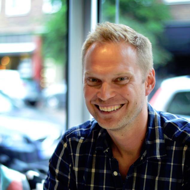 Skriver tveksamma böcker. Driver Karlstad Kallar. En berusad kvinna på Blue Moon Bar tyckte jag var ”lite lik Stifler”.