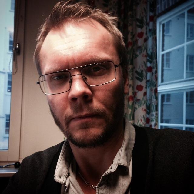 Livsåskådningsjournalist på Jönköpings-Posten. Är synnerligen svag för rockmusik och religionsfilosofi.