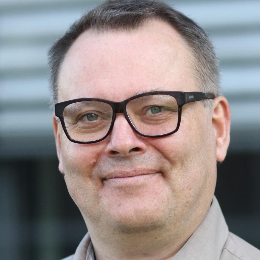 Chief-Innovator. Gamifizierter Entrepreneur. Content-Marketing Guru. Ehemann und Papa. Thailand Aficionado. Techy. Geschichtenerzähler.