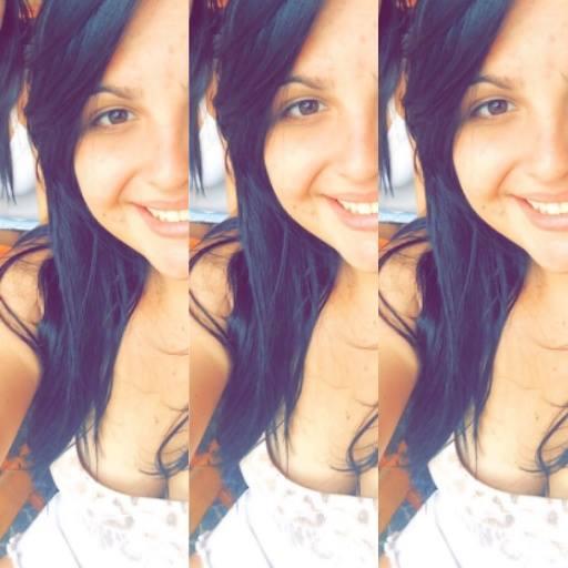 Não sou de demostrar sentimentos, porém sou cheia Deles,  Sofro em silêncio, amo com o olhar, e falo com Sorrisos