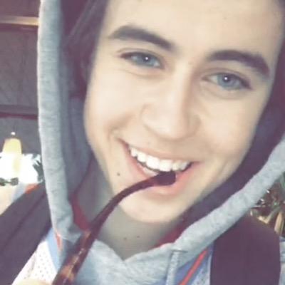 Follow @quitenash and turn on her notifications (TWEET PROOF!!) and she will dm you to Nash Grier, Sammy Wilk, Jack Johnson and Shawn Mendes ☺️