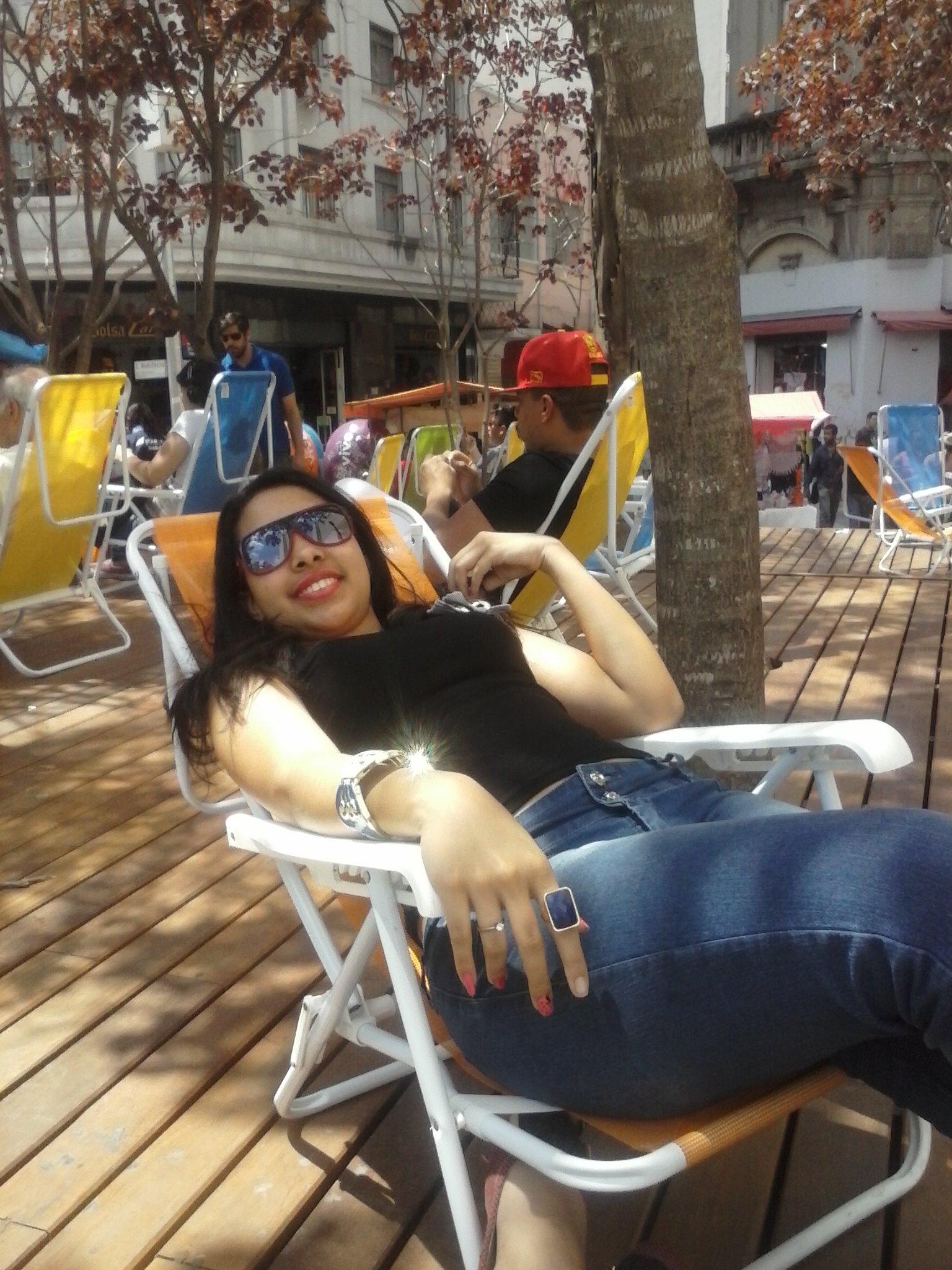 Sou como você me vê... posso ser leve como uma brisa ou forte como uma ventania... depende de quando e como você me vê passar.