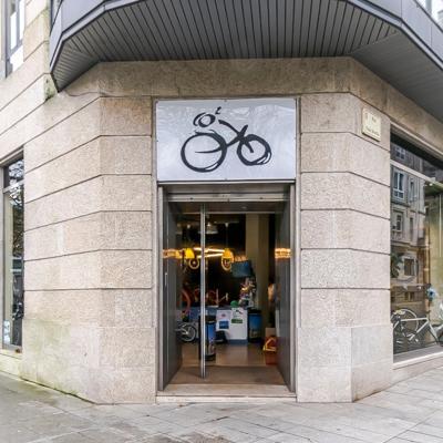 Venta, alquiler de bicicletas eléctricas, urbanas y adaptación de vehículos para personas con movilidad reducida. Estamos en Vigo:Montero Rios 26 y Baiona.