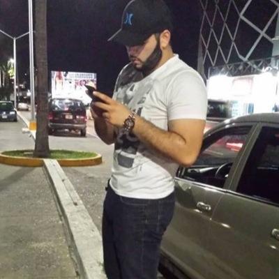 El sabio aprende mas de sus enemigos Que un tonto con sus amigos,siganme que ando al volante “El muchacho de la barba”