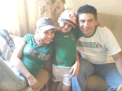 Estoy felizmente casado tengo una hermosa niña de 10 años y actualmente estoy cursando el 5to. cuatrimestre de la licenciatura en Derecho.