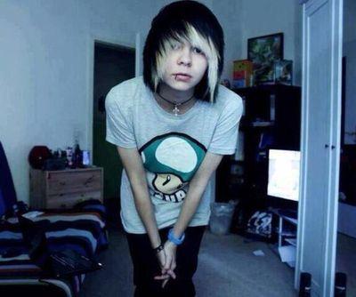 Hai I'm Andrew I'm Bi Single like a ugly Pringle And I like hugs