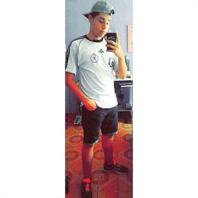 Sabe aquele menino lindo, branquelo, loiro e de olhos verdes, então não sou eu haha