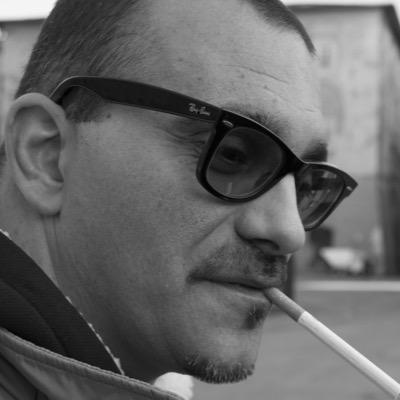 Compriamo cose che non ci servono, con soldi che non abbiamo per impressionare persone che non ci piacciono