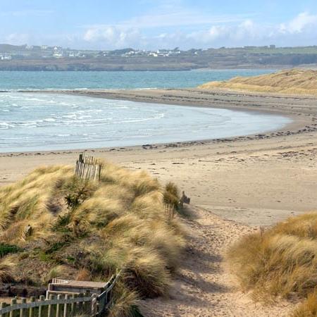A luxurious contemporary open-plan holiday home for 6 - beautiful Anglesey beaches a minute away + watersports, cafes & restaurants within an easy walk.