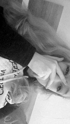 ~ tevaak gebeten door slangen ~
~ hou van me echte vrienden ~
~ pierced ~
~ 14 jaar ~
~ prisma ~