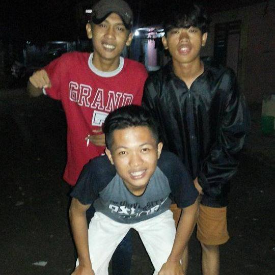 orang yg pantas kita syang bukan orang yg mampu membuat kita tertawa, tapi orang yg mampu membuat kita tersenyum di saat kita lagi menangis.