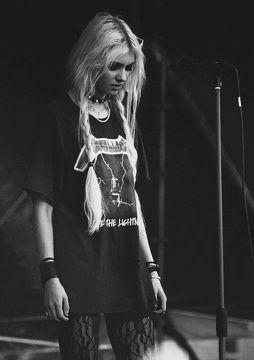 °Bands, Youtubers, Singers° Canadian. Calum Hood, Little Mix, Kellin Quinn, Louis, and Demi are life. Cody Simpson follows. Follow limit.