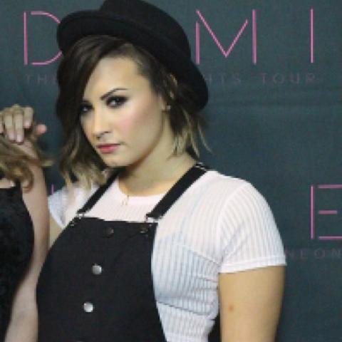 ddluvfreefollow's profile picture. i gave you a free follow to help you gain so please follow @demislayyvato for me ill follow back just ask