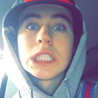 follow @quitenash and turn on her notifications (tweet proof) for a dm to Nash Grier ☺️