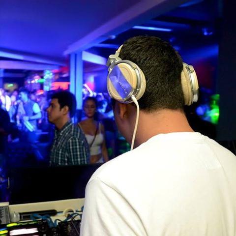 mi vida es mi madre, la musica, dj resident @coversingingbar soy hijo, hermano, novio y soy un experto en ayudar a los que me ayudan o sino ataja a tu perro