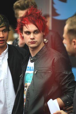 FREE FOLLOW :-) PLEASE FOLLOW @Aisha5sosAtlSws xxx