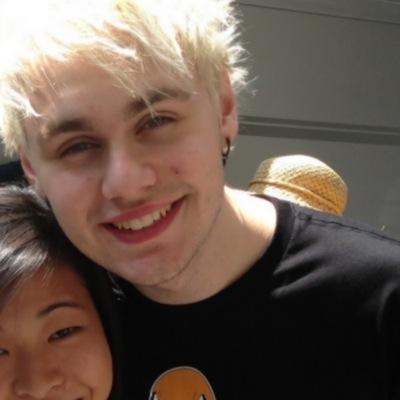 follow @exclusiveafi bc she ur accs pretty !!!