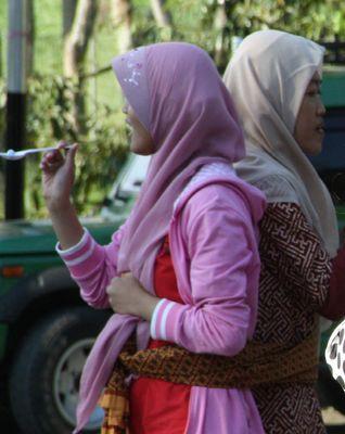 Mendamba doa dan merenda asa dalam temaram menggapai cahaya. Mereka irama dalam nada Sang Pencipta, c: