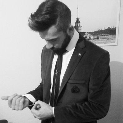 Üzülmenizi istiyorum çünkü artık gülümsemeleriniz midemi bulandırıyor.