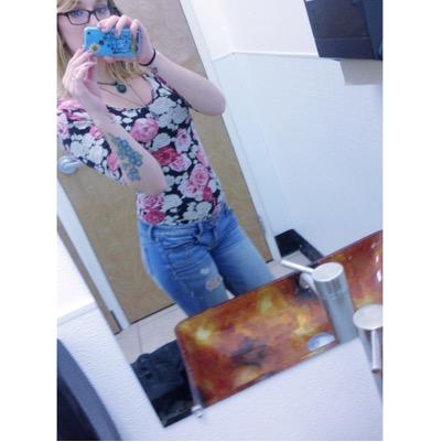 chy_dollasign's profile picture. My girlfriend is hotter than you.