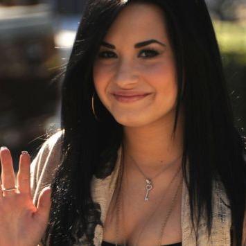 vou usar o gilette da demi p cortar a cara das haters invejosas, bjo no ombro
