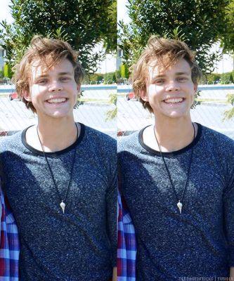 three girls who like 5sos a little bit to much Mary,emma,email 5sosimagine.eve@gmail.com