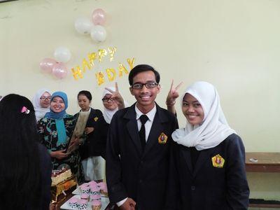Jadilah orang yang enak dilihat bukan karna fisiknya tetapi karna prilaku orang tersebut :)