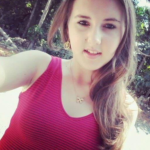Elα é perfeitα, mαs tem inúmeros defeitos.
Elα fαlα αlto, gritα, dá gαrgαlhαdαs, mas se fαz de tímidα.
Elα é sαntα, mαs sabe provocαr