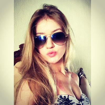 Aquariana, 18. Estudante de Letras na Federal.