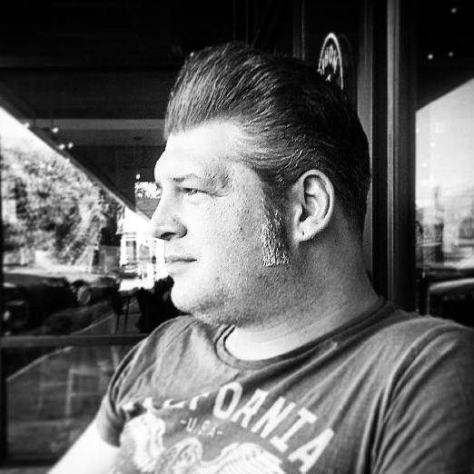 I am a front-end web developer that plays guitar, takes photos, and dives.