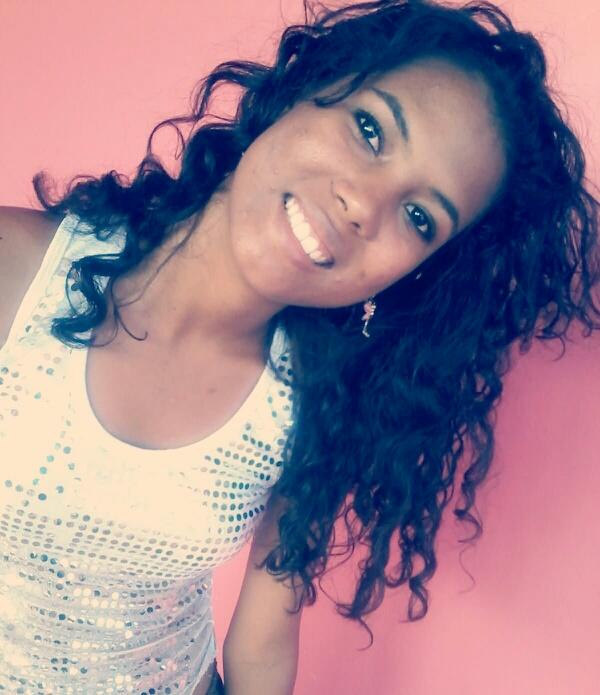 Eu que vivo com α cαbeçα nα luα, com músicα no ouvido e corαção nα bocα, bora ser feliz e foda-se o resto. @ClubeFollowBack