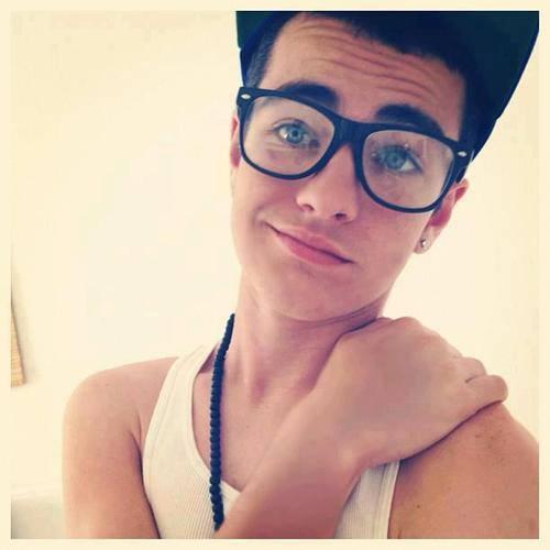 PiibesCornudos_'s profile picture. A 3 metros sobre el cielo, tengo los cuernos claro.