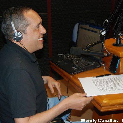 Conductor de UN Análisis, noticiero radial de la Universidad Nacional de Colombia.