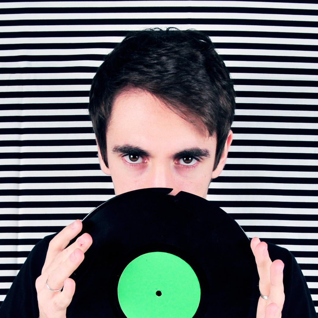 Laureato, attualmente studente della Laurea Magistrale in Scienze Statistiche @ Unibo, DJ & producer nel tempo libero con lo pseudonimo re:GAIN