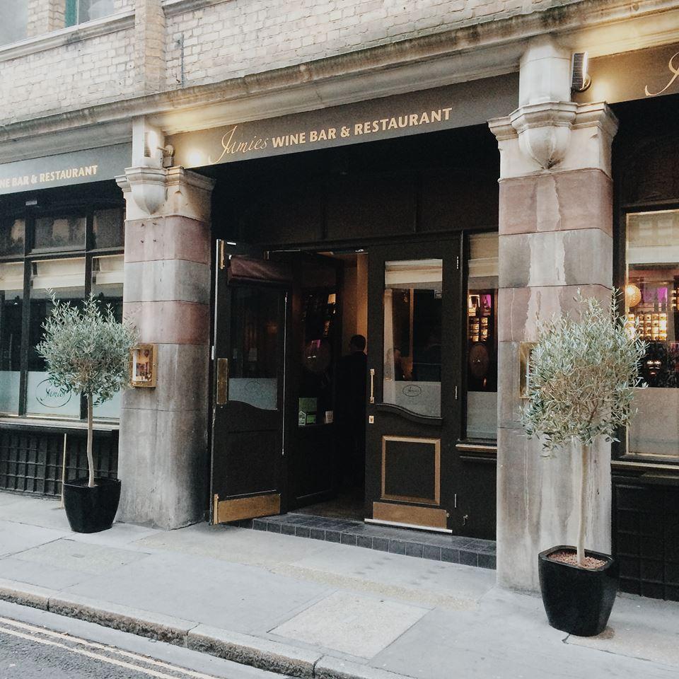 A sophisticated, large versatile space, the dining area is great for City lunches and is the perfect place to relax with a glass of wine or two.