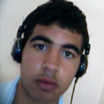 je suis Etudient cientifique et j 'aicrit un peu des Hestorie  et des chonsson Islamique  je suis cilibatére