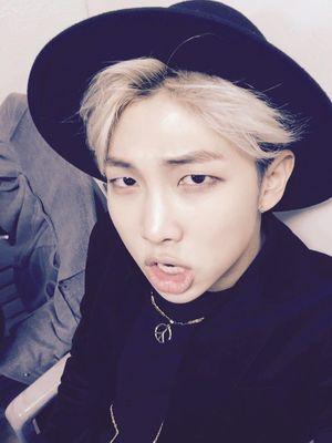당신은 내게 행복과도 같은 존재.                    @bts_twt