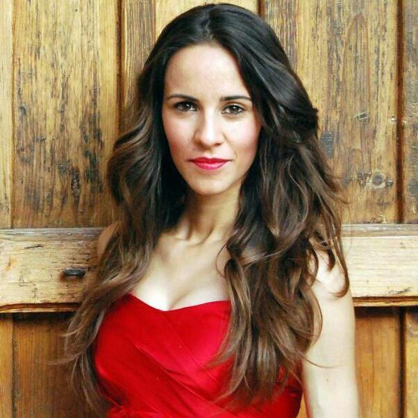 Se tú e intenta ser feliz, pero ante todo, se tú. Pedagoga y como buen músico amante de la misma. LA PERFECIÓN ES CUANDO SONRIES :)