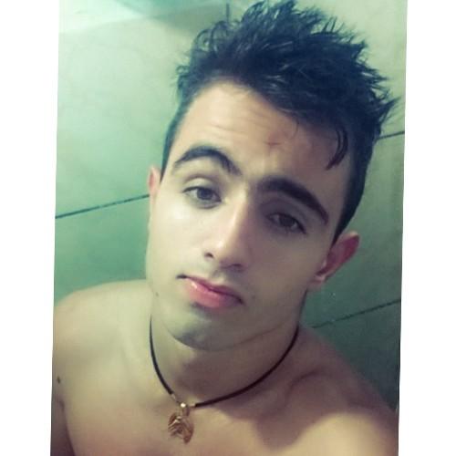 Servo de um Deus Rei , que supre todas as minhas necessidades. 21 Anos , Namorado da Poliana Reis , super Fiel...  Sigam-me os Bons....
