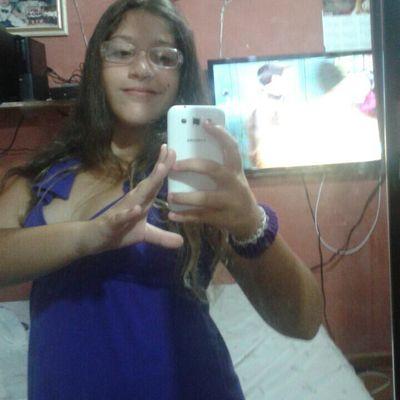 eu vivo pelas coisas que eu amo:Cantar, , Dançar e Tocar não me importa quando ou onde o importante é estar fazendo as coisas que mais amo com as pessoas que am