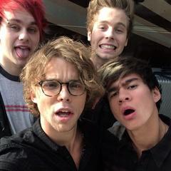 Imagines5SOSPL's profile picture. wszystkie tweety w fav || niektóre imagines tłumaczę, większość piszę sama || prowadzi @catfishemmo