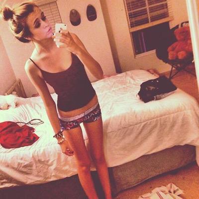 »Taken by my love @DrewRp_, i love him to death, touch him you get a knife in you're throat.«