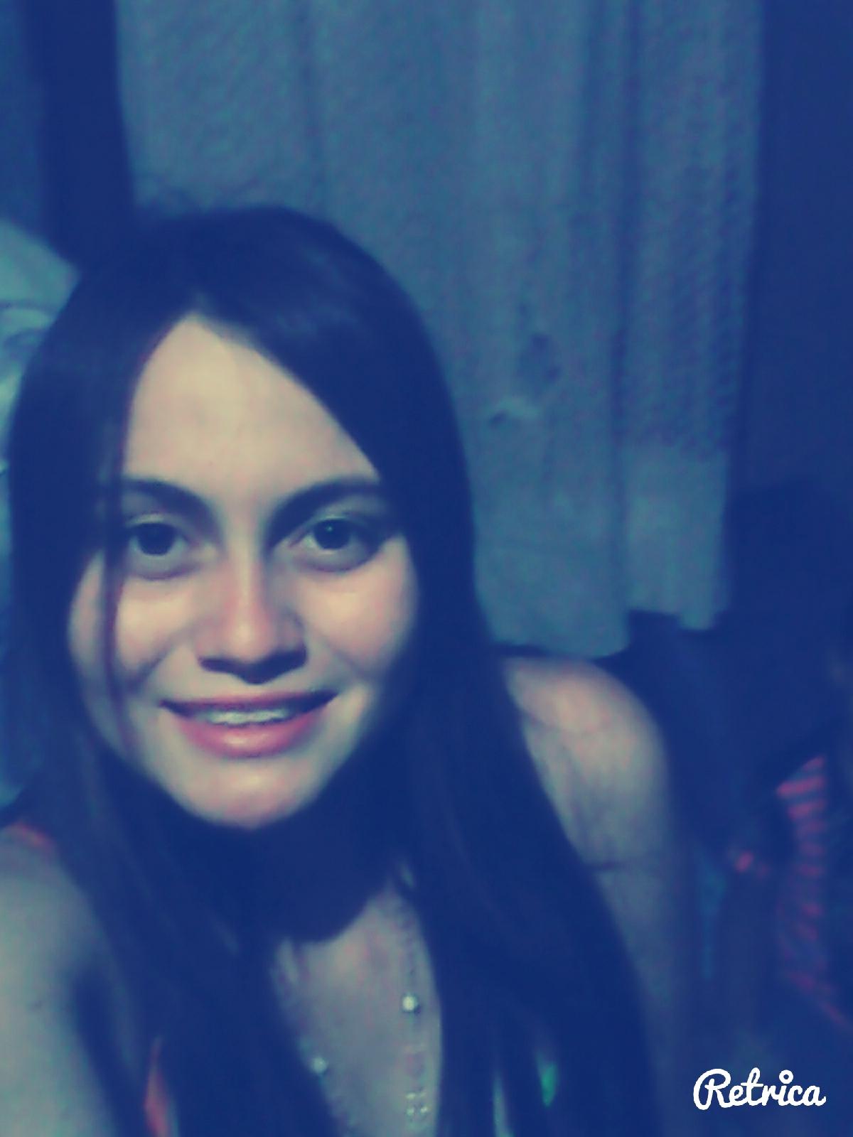 Ella Se Ve Fria, Pero No Lo Es
En Realidad Es Muy Tierna & Dulce
Solo Tiene Miedo A Que La Lastimen Otra Vez ♥