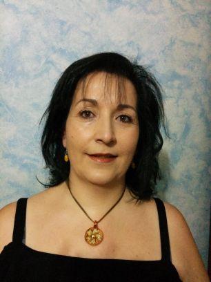 Maestra de primaria. Amante de la novela histórica. Preocupada e interesada por la educación y la evangelización.