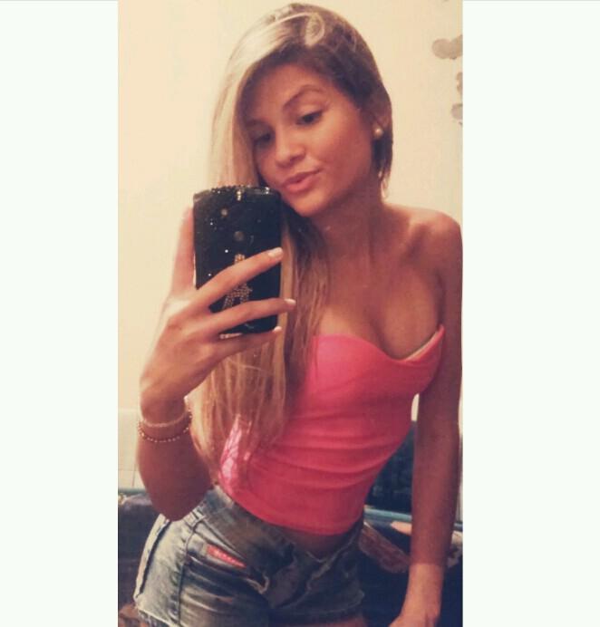 serva do Senhor .. apaixonada pela vida , 18 , futura enfermeira ☝