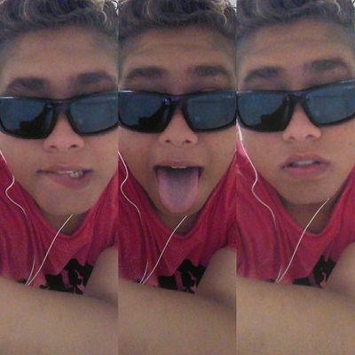 Henrique meio loco meio gentil e meio sem palavras pra próprio se descrever..
bom eu sou gay..
gosto de música pop e sertaneja e esse sou eu